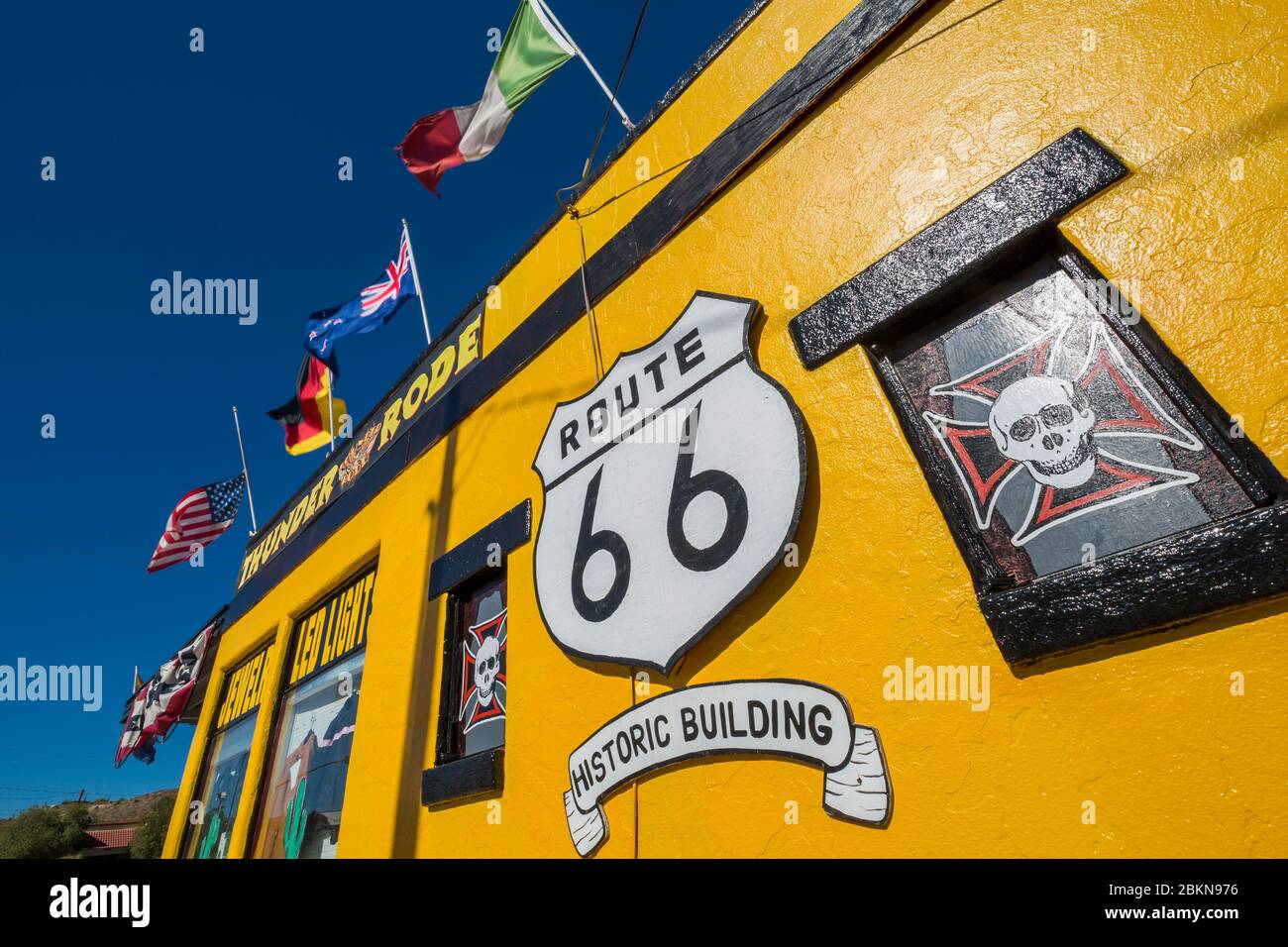 Vue sur le panneau de la route 66 à l'extérieur de la boutique de souvenirs, route 66 à Kingman, Arizona, États-Unis, Amérique du Nord Banque D'Images