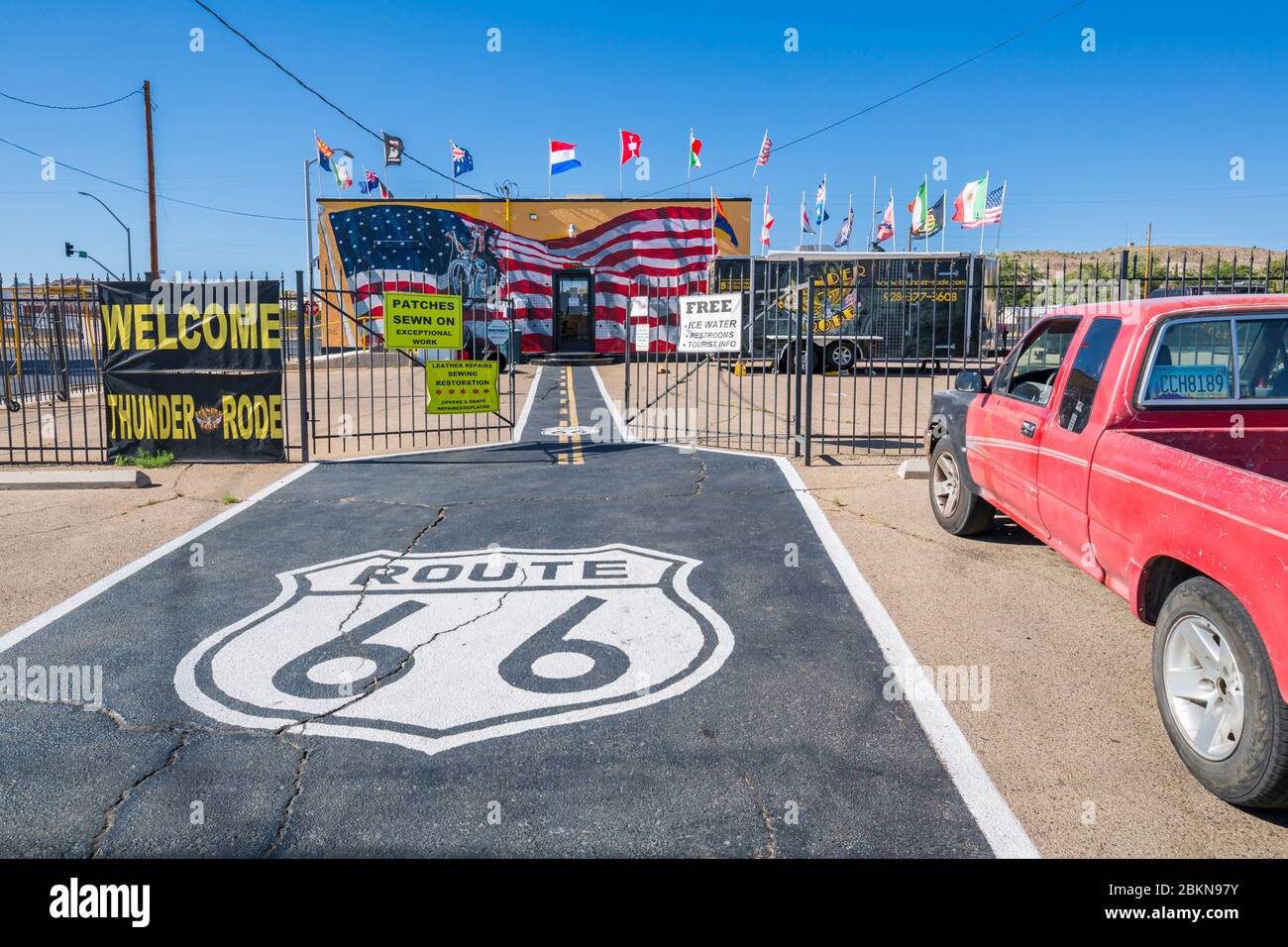 Vue sur le panneau de la route 66 à l'extérieur de la boutique de souvenirs, route 66 à Kingman, Arizona, États-Unis, Amérique du Nord Banque D'Images