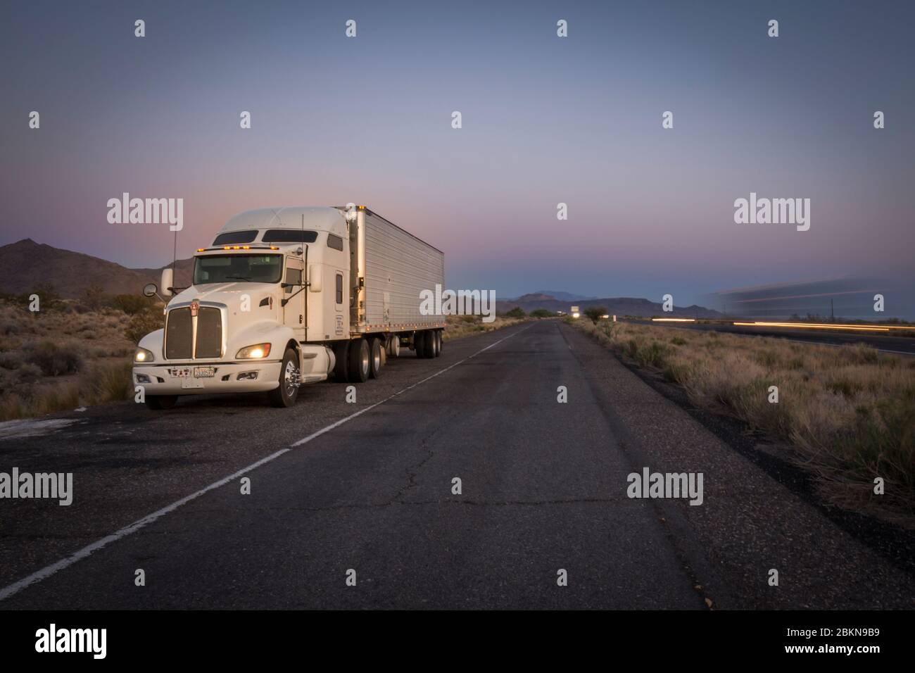 Vue de freightliner sur la Highway 93, Arizona, États-Unis, Amérique du Nord Banque D'Images