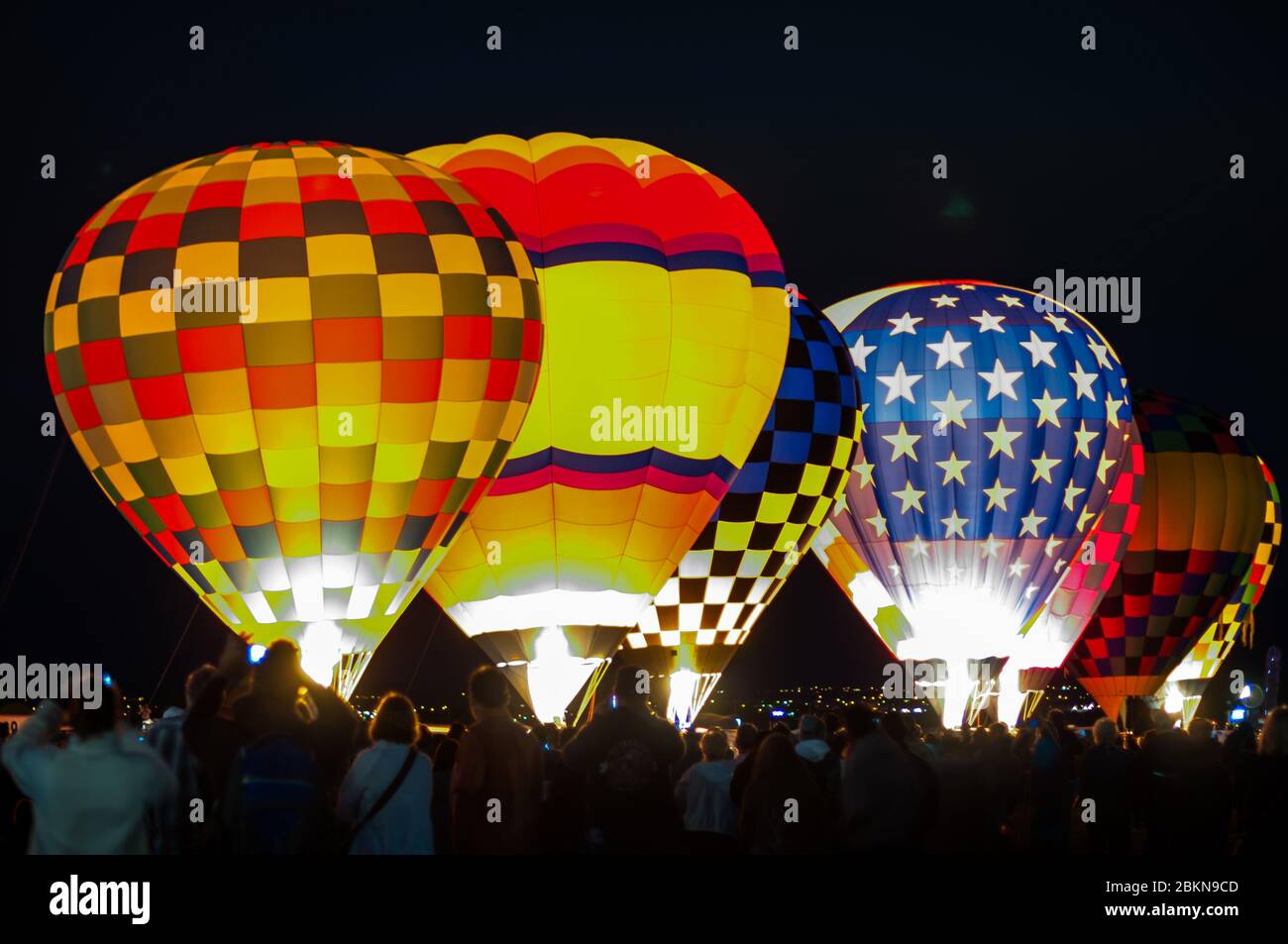 L'air chaud baloons préparer à décoller avant l'aube Balloon Fiesta d'Albuquerque, Nouveau Mexique, USA. Banque D'Images