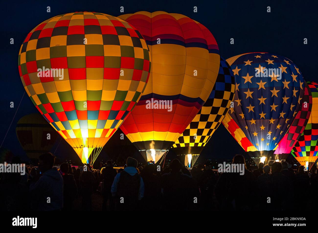 L'air chaud baloons préparer à décoller avant l'aube Balloon Fiesta d'Albuquerque, Nouveau Mexique, USA. Banque D'Images
