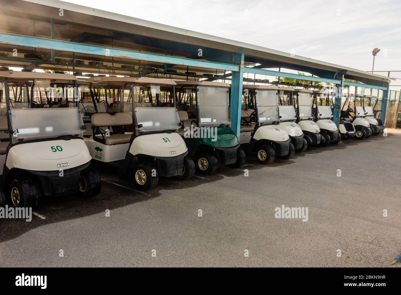 rangée de buggies de golf Banque D'Images