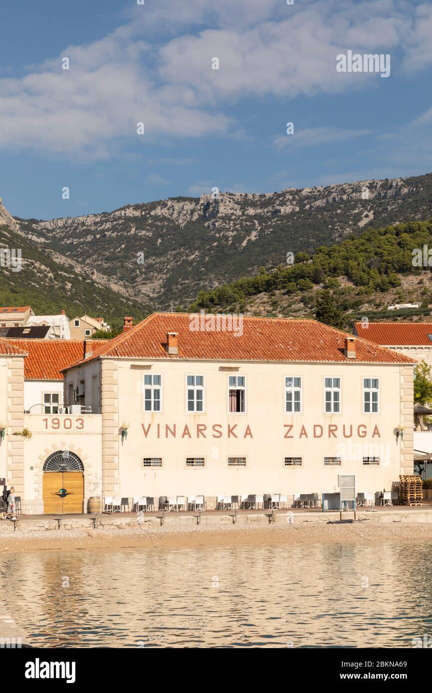 Bol, Croatie, Oktober 1er 2019. L'extérieur de la cave de vinification de Stina avec sa cave à vin en Dalmatie près de la côte Adriatique sur l'île de Brac. Méditerranée Banque D'Images