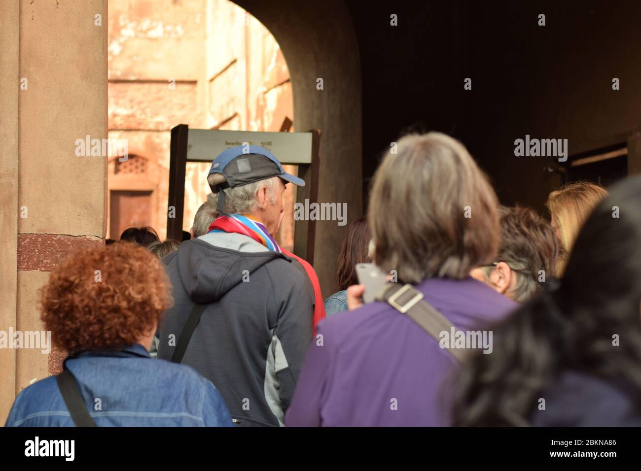 Vue arrière des étrangers attendant l'autorisation de sécurité au fort d'Agra Banque D'Images