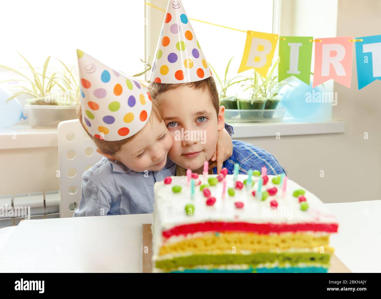 Deux Garcons Embrassent Et Entretiennent De Bonnes Relations Fete D Anniversaire Et Gateau Photo Stock Alamy