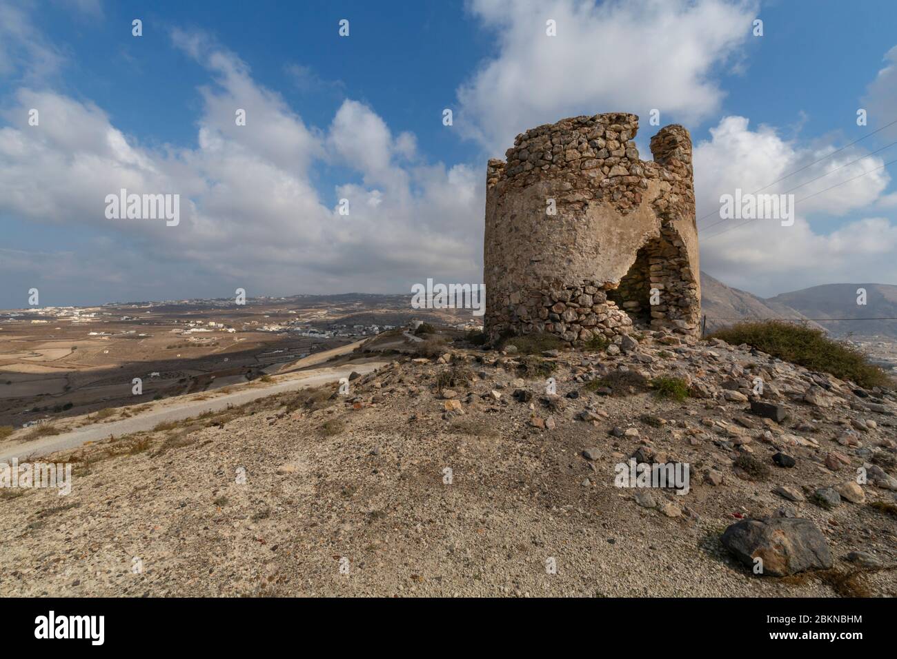 Vue depuis les ruines du moulin à vent près de l'église du prophète Elias, Emporio, Santorin, les îles Cyclades, les îles grecques, la Grèce, l'Europe Banque D'Images