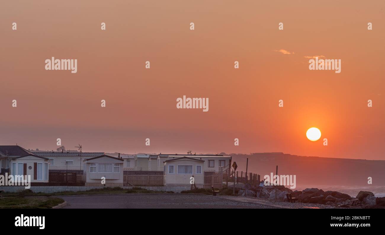 Garryvoe, Cork, Irlande. 05e mai 2020. Lever de soleil sur une mobile homes déserte à Garryvoe, Co. Cork, Irlande. En raison des restrictions actuelles du gouvernement Covid-19, tous les parcs de caravanes sont fermés jusqu'à nouvel ordre. - crédit; David Creedon / Alamy Live News Banque D'Images