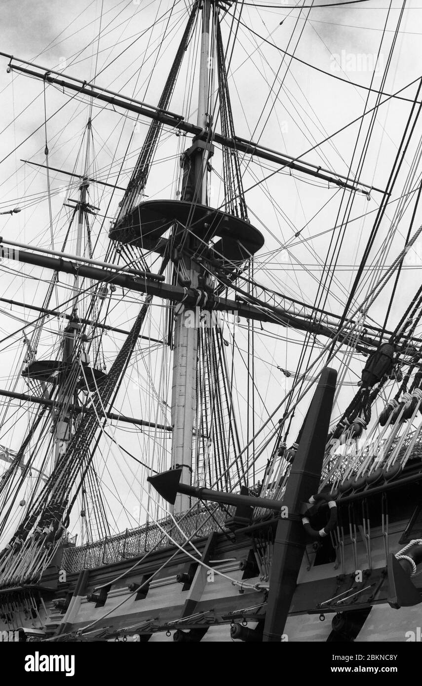 H.S. Victory, le fleuron de Nelson à la bataille de Trafalgar dans le quai no 2 de Dry Dock, base navale de Portsmouth, Hampshire, Angleterre : gros plan des plateaux de combat, montrant des mâts et des trucages avant le retrait des mâts topmats pour restauration en 2011. Photographie de film noir et blanc Banque D'Images