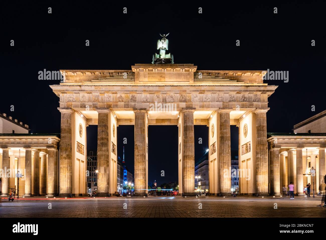 Vue de nuit sur la porte de Brandebourg à Berlin, Allemagne Banque D'Images