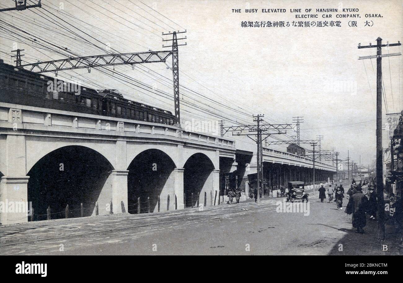 [ années 1920 Japon - voies ferrées surélevées, Osaka ] — trains électriques sur les voies surélevées de la Hanshin Kyuko Railway Company (阪神急行電鉄株式会社), raccourcies en un colloque à « Hankyu », à Osaka. La société a été fondée en 箕面有馬電気軌道 sous le nom de Minoo Arima Electric Tramway Company (1907) (Meiji 40). Le nom a été changé en 1918 (Taisho 7). La société existe toujours. carte postale vintage du xxe siècle. Banque D'Images