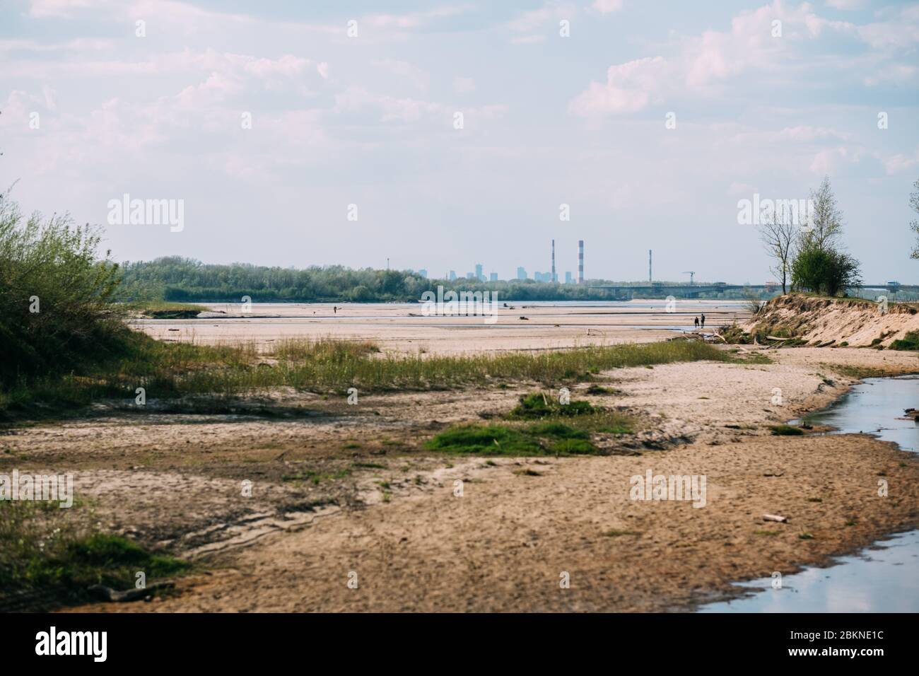 28 avril 2020 : 28 avril 2020. Varsovie, Pologne. Un des affluents de la Vistule près de Varsovie a séché en raison de l'hiver chaud et du manque de pluie pendant les deux mois. Vistule - la plus grande rivière de Pologne est mesurée seulement 47cm de profondeur par rapport à 175cm norme. Les scientifiques s'attendent à ce que la Pologne soit confrontée à la plus grande sécheresse de 50 ans cet été. Photo: JP Black ****SLOVAQUIE, POLOGNE OUT* crédit: JP Black/ZUMA Wire/Alay Live News Banque D'Images