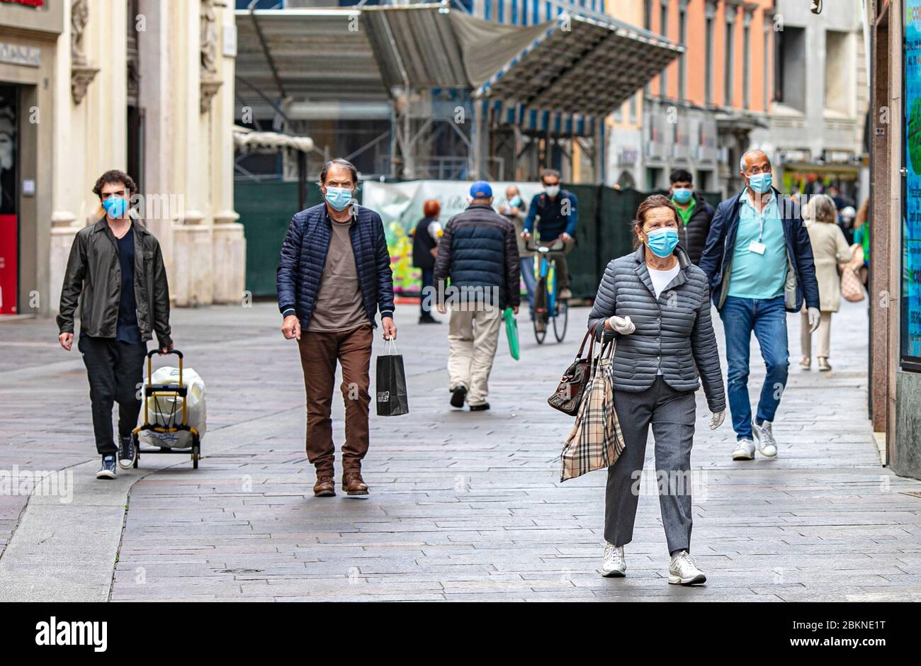 Bergame coronavirus - phase 2; réouverture de bars, parcs, fleuristes, librairies, personnes dans la rue (Foto © Sergio Agazzi/Fotogramma, Bergame - 2020-05-05) p.s. la foto e' utilizzabile nel rispetto del contento cui e' stata scattata, e senza intento decorate del differsato del provilato Banque D'Images