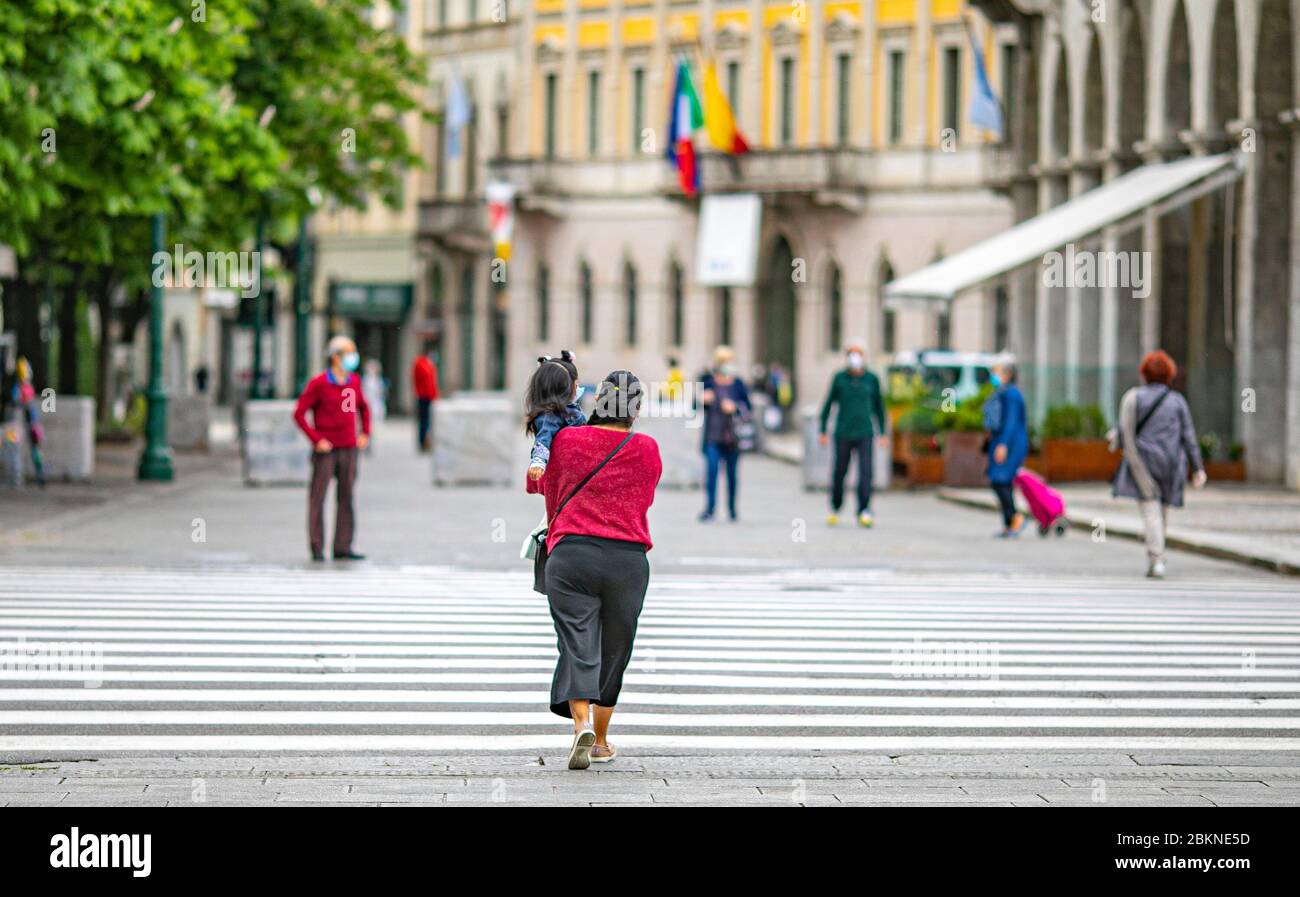 Bergame coronavirus - phase 2; réouverture de bars, parcs, fleuristes, librairies, personnes dans la rue (Foto © Sergio Agazzi/Fotogramma, Bergame - 2020-05-05) p.s. la foto e' utilizzabile nel rispetto del contento cui e' stata scattata, e senza intento decorate del differsato del provilato Banque D'Images