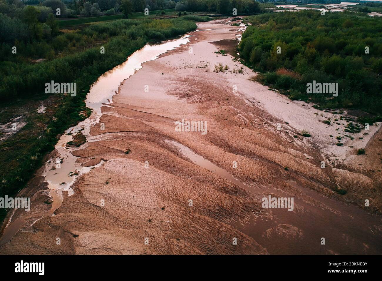 3 mai 2020 : 3 mai 2020. Kozienice, Pologne. Un des affluents de la Vistule près de Kozienice a séché en raison de l'hiver chaud et du manque de pluie pendant les deux mois. Vistule - la plus grande rivière de Pologne est mesurée seulement 47cm de profondeur par rapport à 175cm norme. Les scientifiques s'attendent à ce que la Pologne soit confrontée à la plus grande sécheresse de 50 ans cet été. Photo: JP Black ****SLOVAQUIE, POLOGNE OUT* crédit: JP Black/ZUMA Wire/Alay Live News Banque D'Images