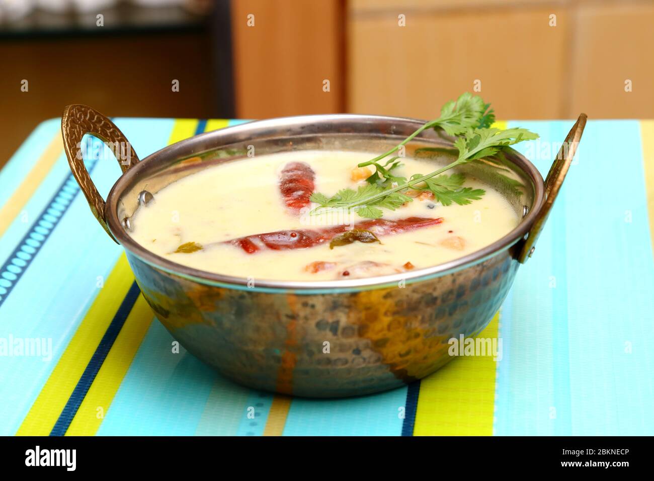 Indian, Rajasthani, Gujarati curd Curry dans un bol en cuivre Banque D'Images