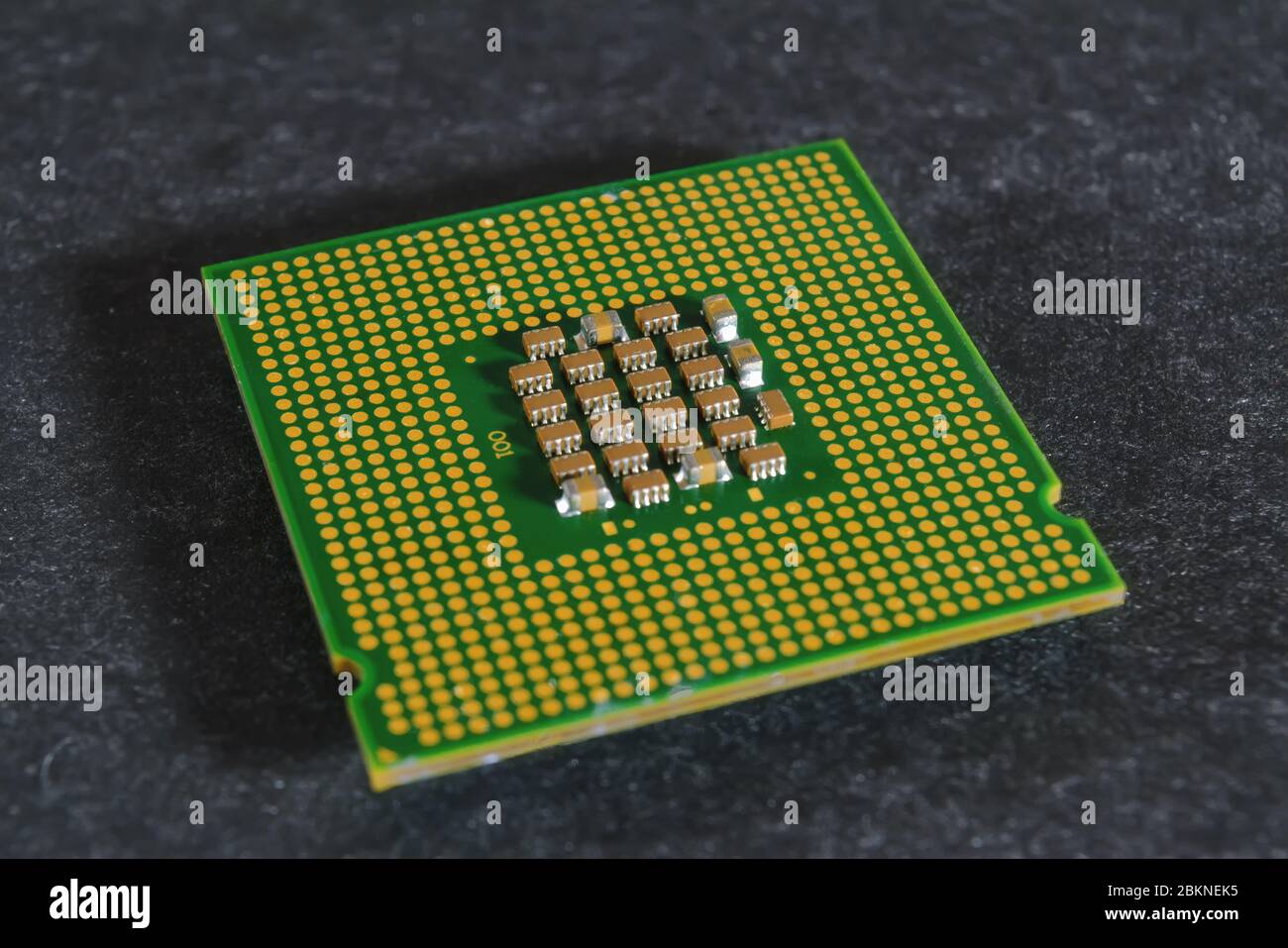 Microprocesseur du processeur le processeur d'un ordinateur repose sur une  surface sombre et mate. Gros plan. Semiconducteurs, broches et connecteurs  Photo Stock - Alamy