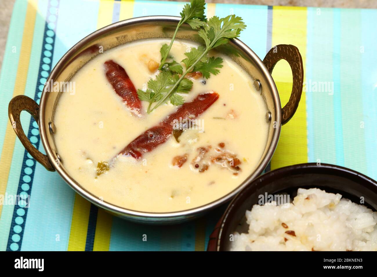 Indian, Rajasthani, Gujarati curd Curry dans un bol en cuivre Banque D'Images