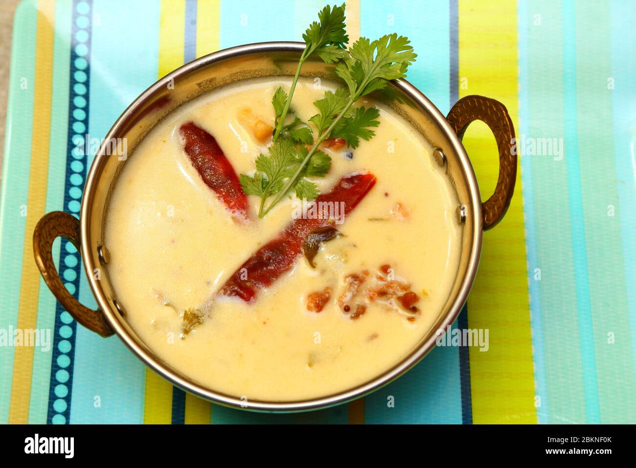 Indian, Rajasthani, Gujarati curd Curry dans un bol en cuivre Banque D'Images