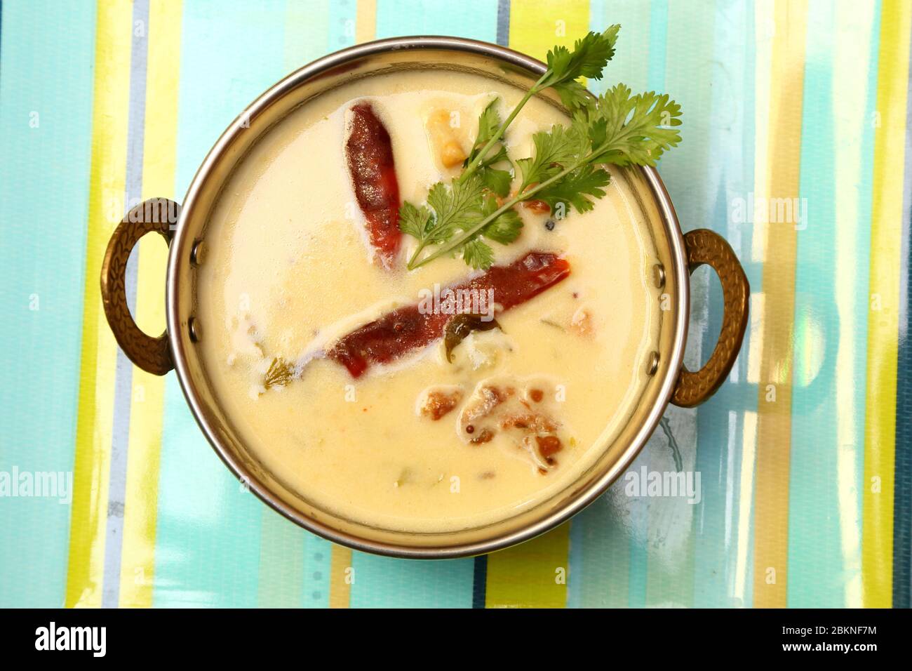Indian, Rajasthani, Gujarati curd Curry dans un bol en cuivre Banque D'Images