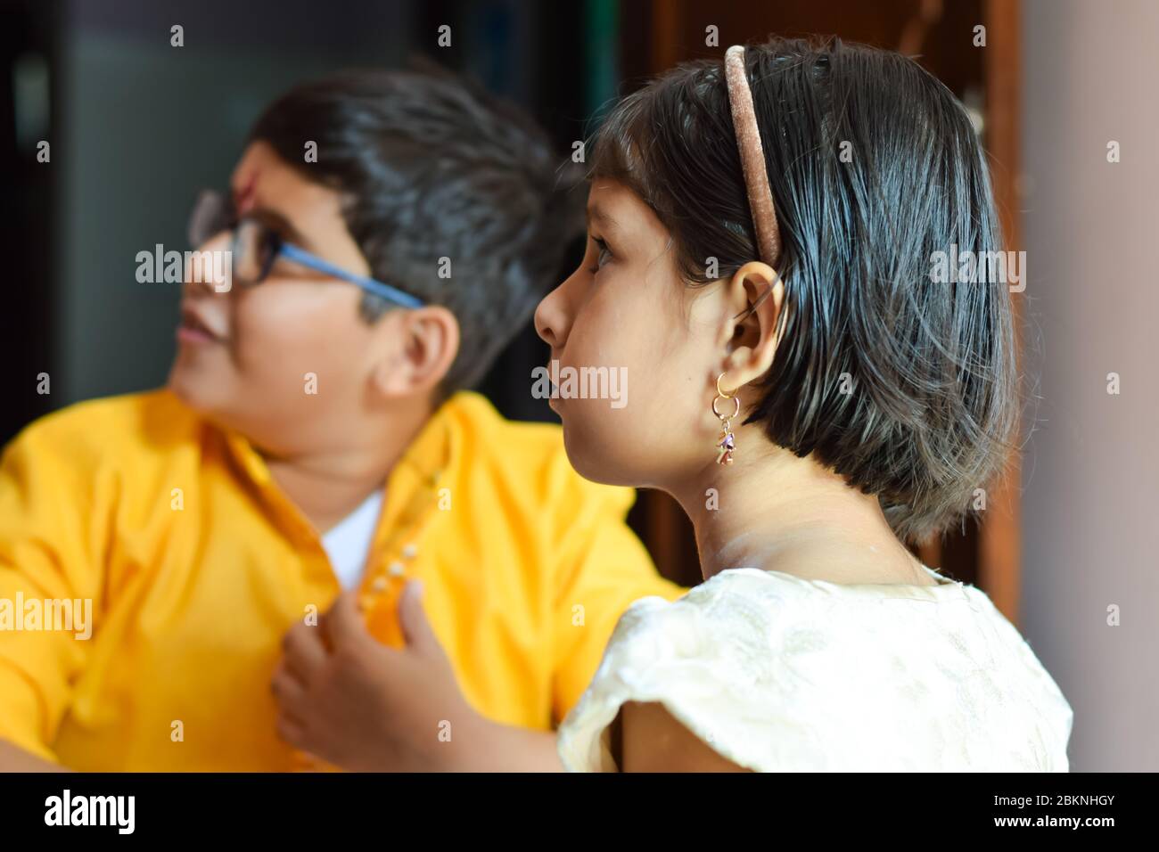 photo de jeune frère et sœur à l'occasion du festival raksha bandhan Banque D'Images