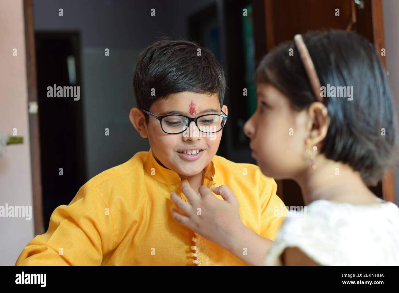 photo de jeune frère et sœur à l'occasion du festival raksha bandhan Banque D'Images