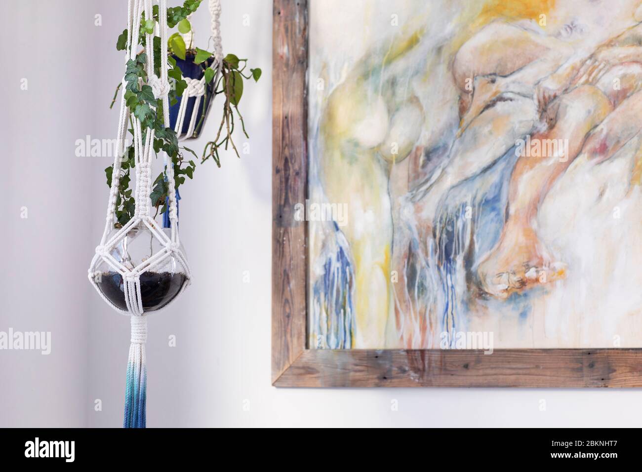 Eindhoven, pays-Bas, 11 février 2020. Un cintre à la main en forme de macrame fait de corde de coton avec un bol en verre et une plante. Hippie Banque D'Images
