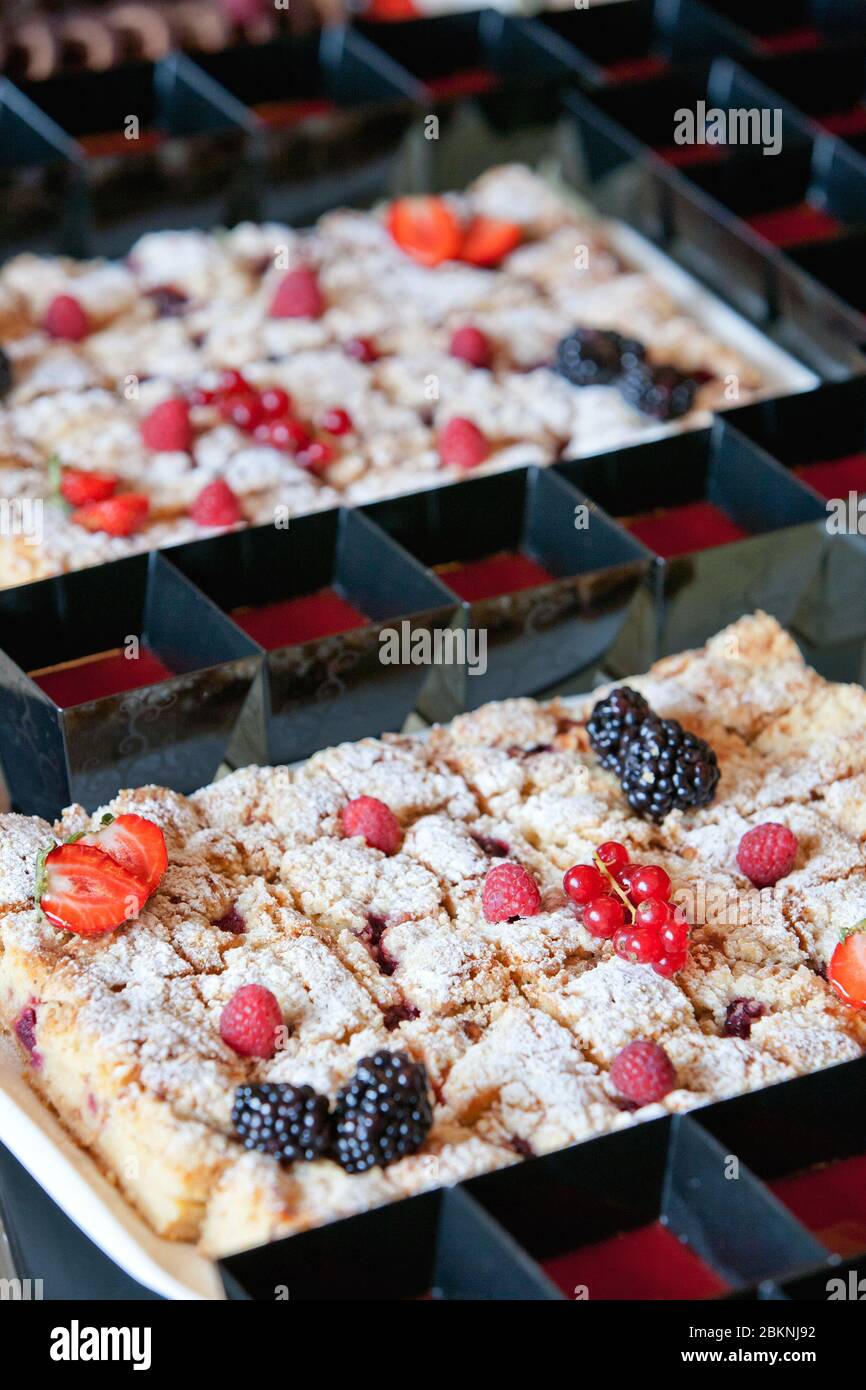tartes aux baies décorées de fraises, framboises, mûres et raisins de corinthe Banque D'Images