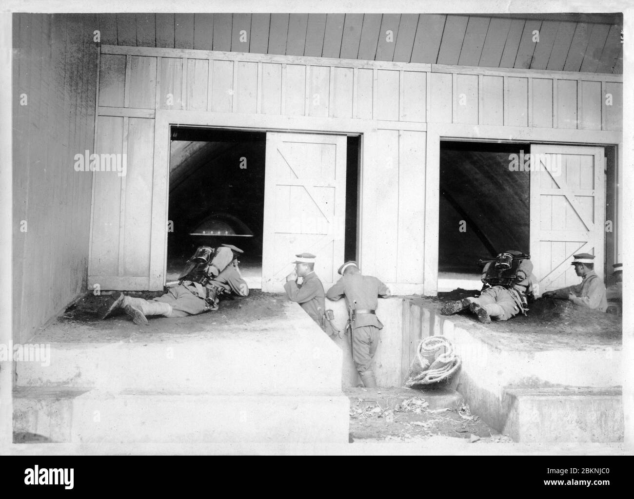 [ années 1920 Japon - aire de tir militaire japonaise ] — soldats s'exerçant au champ de tir de Toyama (戸山射撃場, Toyama Shagekijo) à Okubo (大久保), Tokyo. Il a été utilisé par la Garde impériale. Il se composait de sept bâtiments en béton armé de 300 mètres de long dans lesquels les soldats ont tiré leurs armes automatiques et autres. D'un album photo privé d'un membre de la Garde impériale japonaise (Konoe Shidan) qui a servi entre 1928 (Showa 3) et 1930 (Showa 5). imprimé gélatine argent du xxe siècle. Banque D'Images
