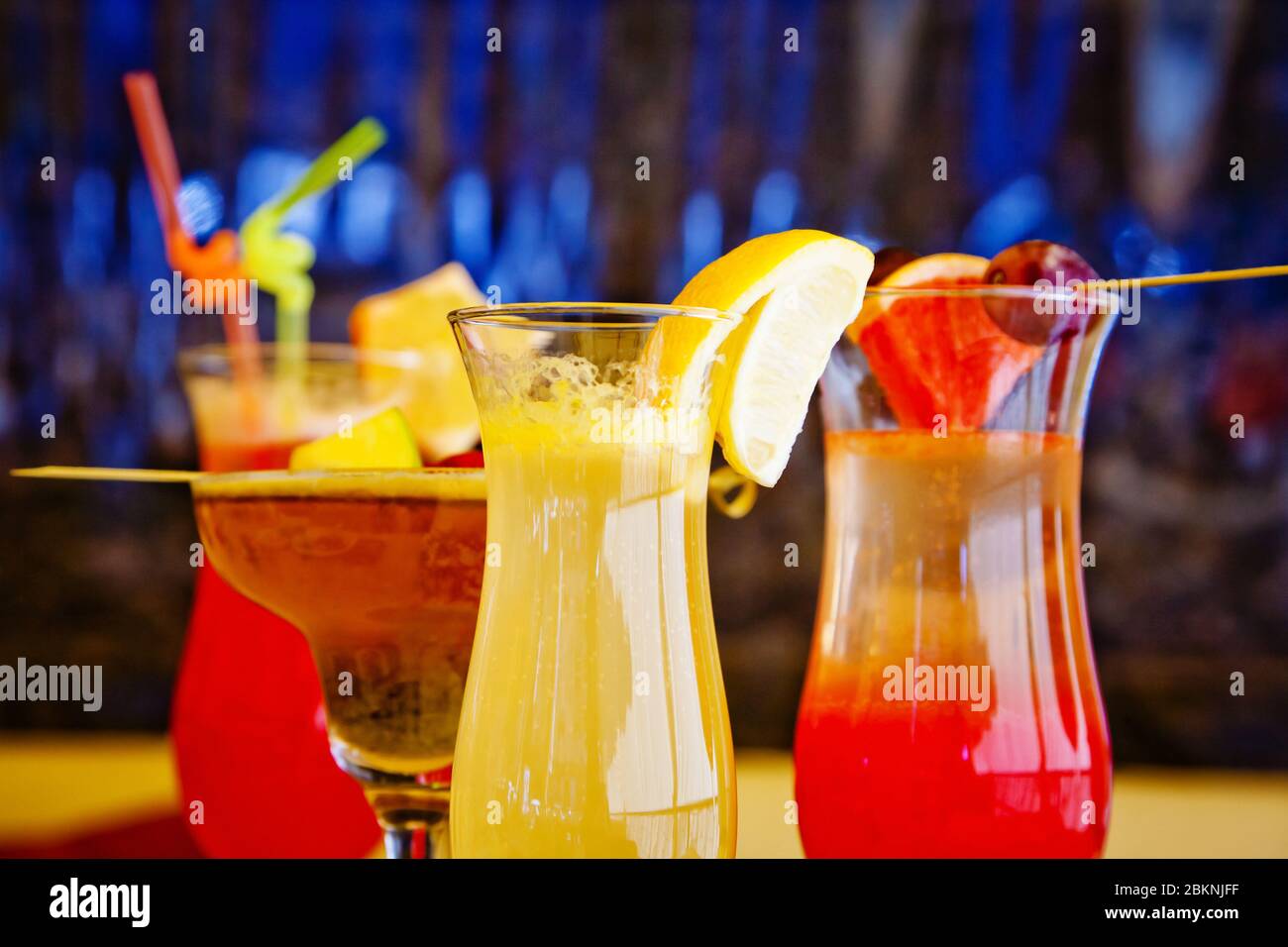 ensemble de cocktails alcoolisés colorés avec fruits Banque D'Images