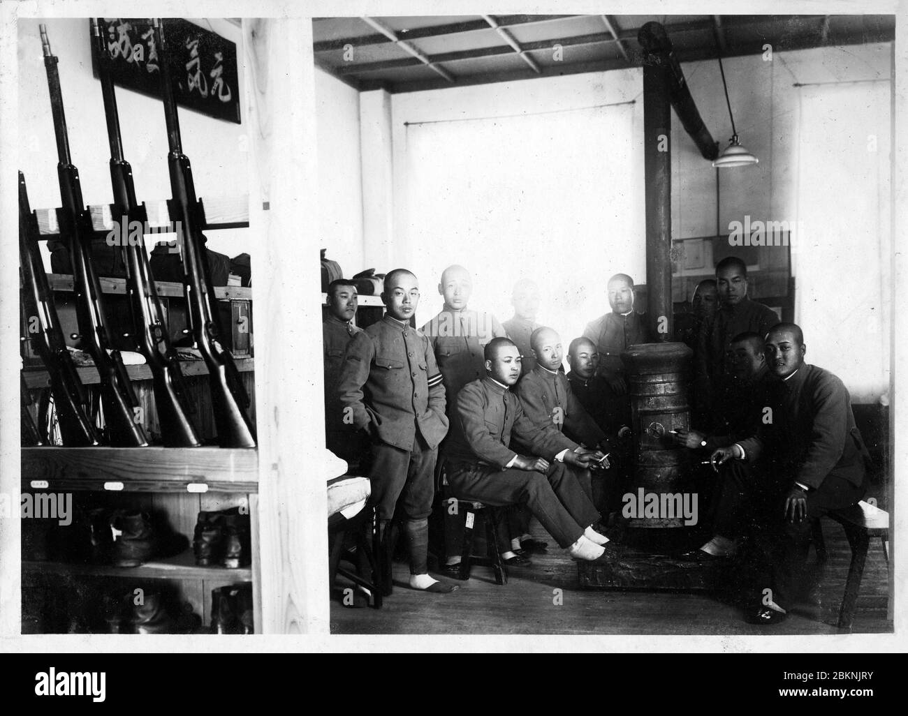 [ années 1920 Japon - Garde impériale japonaise ] — les soldats se détendent autour d'un poêle. D'un album photo privé d'un membre de la Garde impériale japonaise (近衛師団, Konoe Shidan) qui a servi entre 1928 (Showa 3) et 1930 (Showa 5). imprimé gélatine argent du xxe siècle. Banque D'Images
