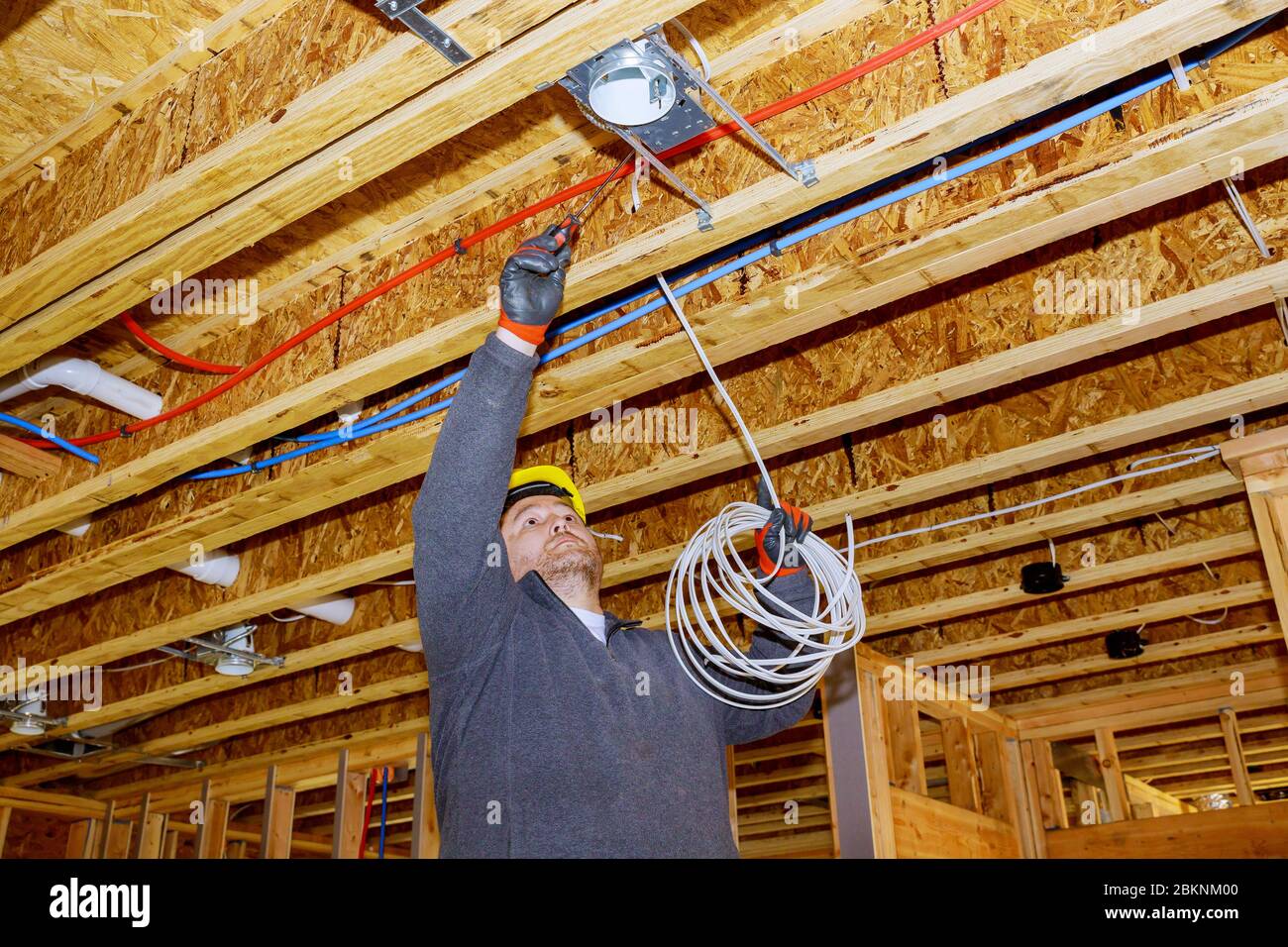 Processus d'installation de câblage électrique et de plafond dans la nouvelle maison nouvelle construction Banque D'Images