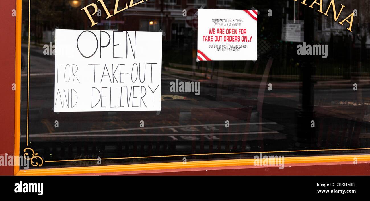 La fenêtre du restaurant pizza est ouverte pour les affiches de sortie et de livraison à cause de l'arrêt pandémique du coronavirus COVID-19. Banque D'Images La fenêtre du restaurant pizza est ouverte pour les affiches de sortie et de livraison à cause de l'arrêt pandémique du coronavirus COVID-19. Banque D'Images