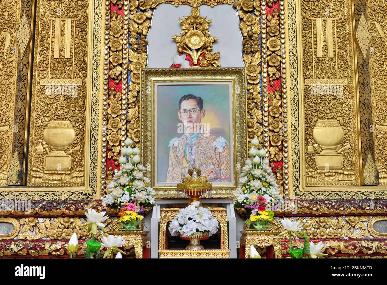 Un portrait de l'ancien roi thaïlandais Bhumipol Aduljadej dans une sorte de sanctuaire commémoratif élaboré à Wat Bowornitet, Bangkok, Thaïlande Banque D'Images