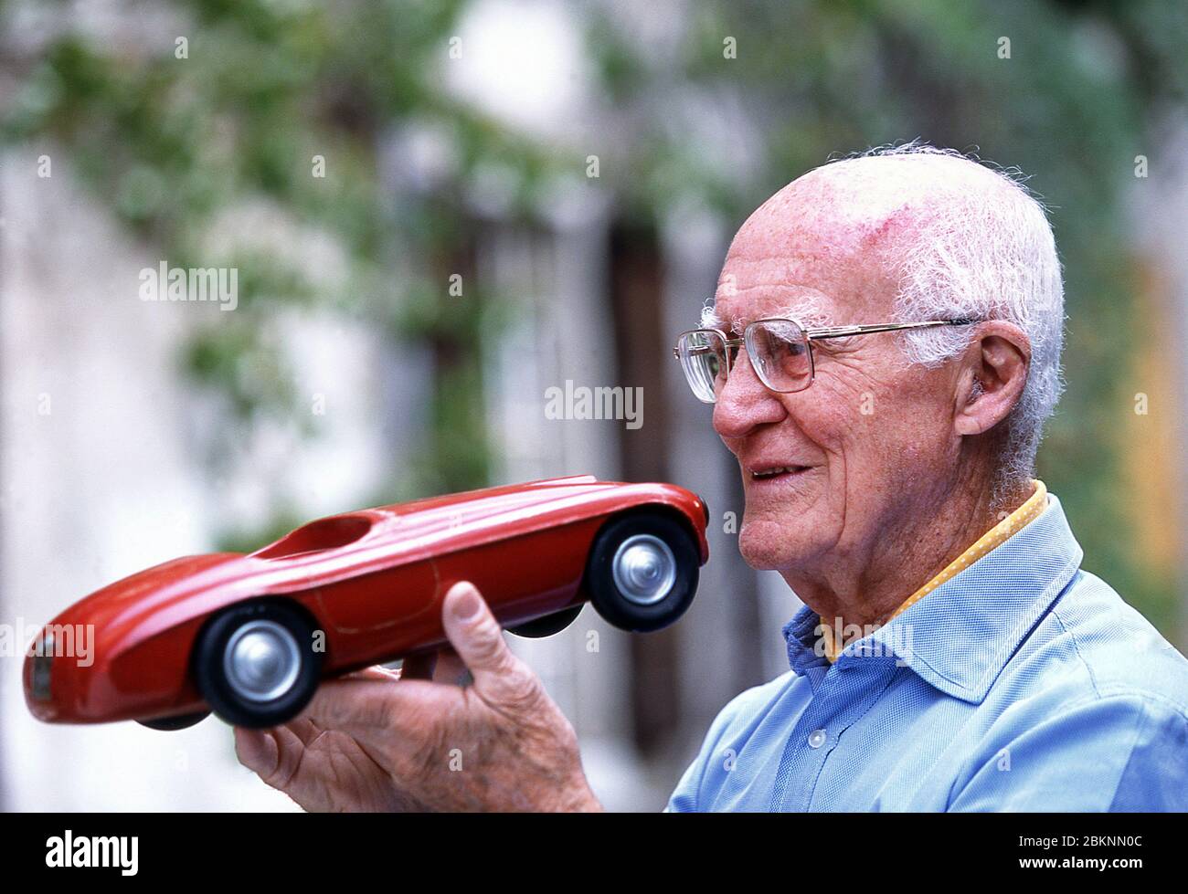Carlo Anderioni (1916- 2003) de Carrozzeria Touring avec un modèle 1948 de la Ferrari 166 MM Barchetta chez lui à Côme Italie 2002 Banque D'Images Carlo Anderioni (1916- 2003) de Carrozzeria Touring avec un modèle 1948 de la Ferrari 166 MM Barchetta chez lui à Côme Italie 2002 Banque D'Images