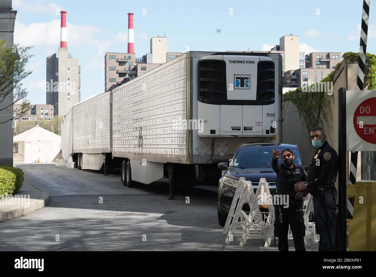 Le presbytérien de New York/Cornell Weill a installé des morgues improvisées dans des camions-réfrigérateurs pour ceux qui sont morts du coronavirus. Banque D'Images