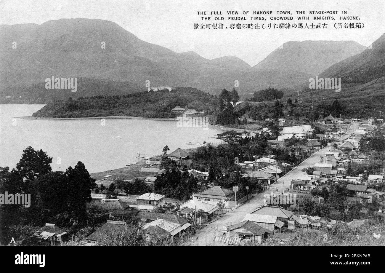 [ Japon des années 1920 - vue panoramique sur Hakone ] — Hakone (箱根) et le lac Ashinoko (芦ノ湖) dans la préfecture de Kanagawa. Le lac est dans la caldeira du Mont Hakone. Il est devenu le symbole de Hakone. Hakone-juku (箱根宿) était le dixième des cinquante-trois stations du Tokaido. carte postale vintage du xxe siècle. Banque D'Images