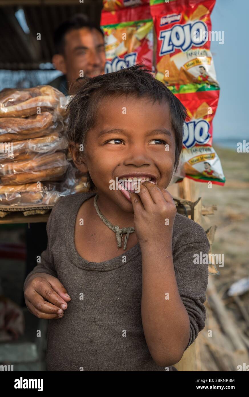 Portrait en gros plan d'un adorable garçon indien baigné de lumière du soir. Banque D'Images