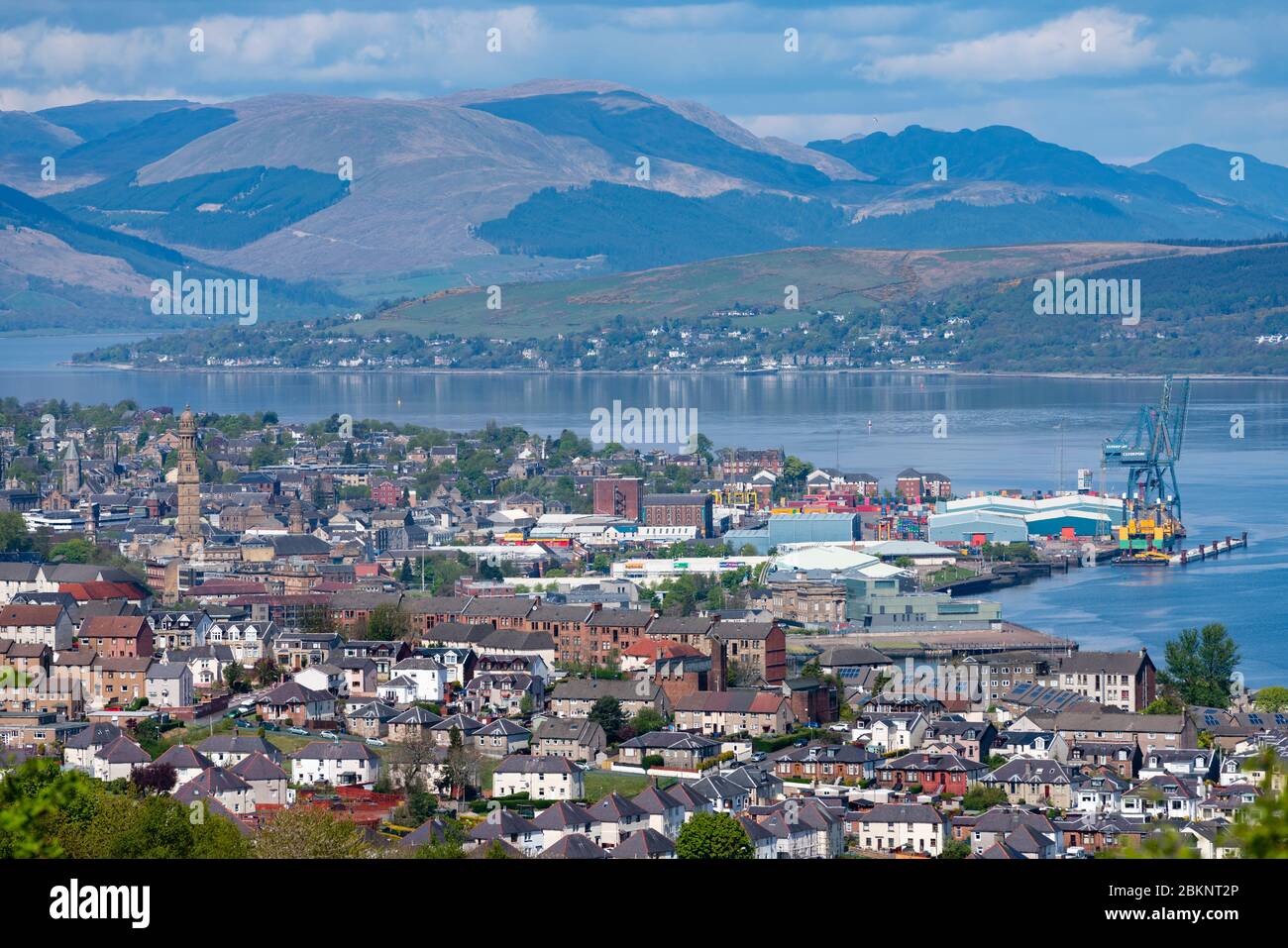 Vue surélevée de la ville de Greenock sur la côte de Firth of Clyde à Inverclyde, Écosse, Royaume-Uni Banque D'Images