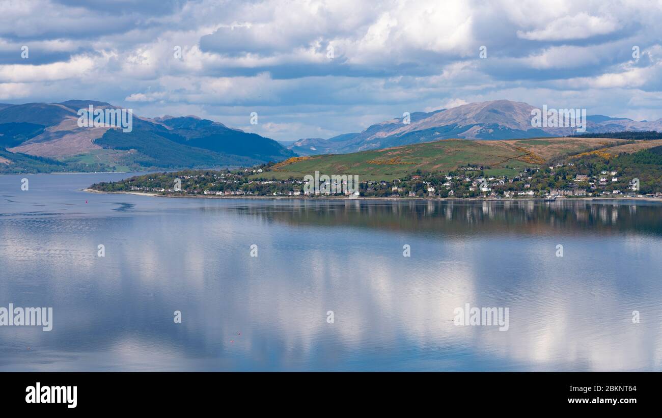 Vue sur la rivière Clyde jusqu'au village de Kilcregga, Argyll et Bute, Écosse, Royaume-Uni Banque D'Images