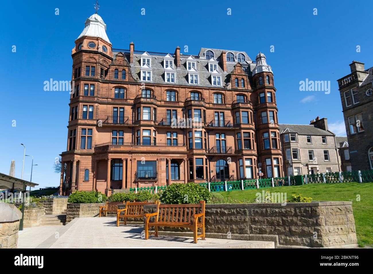 Vue sur Hamilton Grand, immeuble d'appartements avec résidences de luxe à côté du 18e vert au St Andrews Old course à St Andrews, Fife, Écosse, Royaume-Uni Banque D'Images