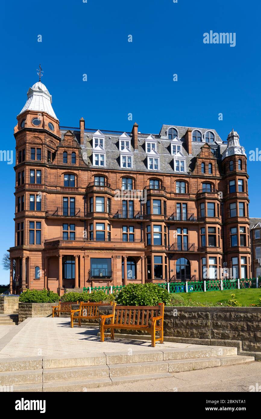 Vue sur Hamilton Grand, immeuble d'appartements avec résidences de luxe à côté du 18e vert au St Andrews Old course à St Andrews, Fife, Écosse, Royaume-Uni Banque D'Images