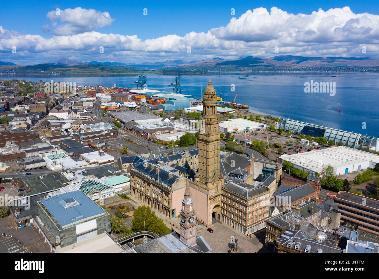 Vue imprenable sur le centre-ville de Greenock avec tour de l'édifice municipal en premier plan , Inverclyde , Écosse, Royaume-Uni Banque D'Images