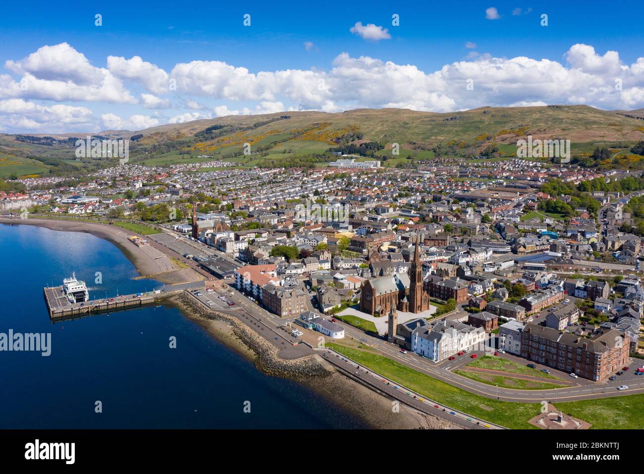 Vue aérienne de la ville côtière de Largs dans le nord de l'Ayrshire, en Écosse, au Royaume-Uni Banque D'Images