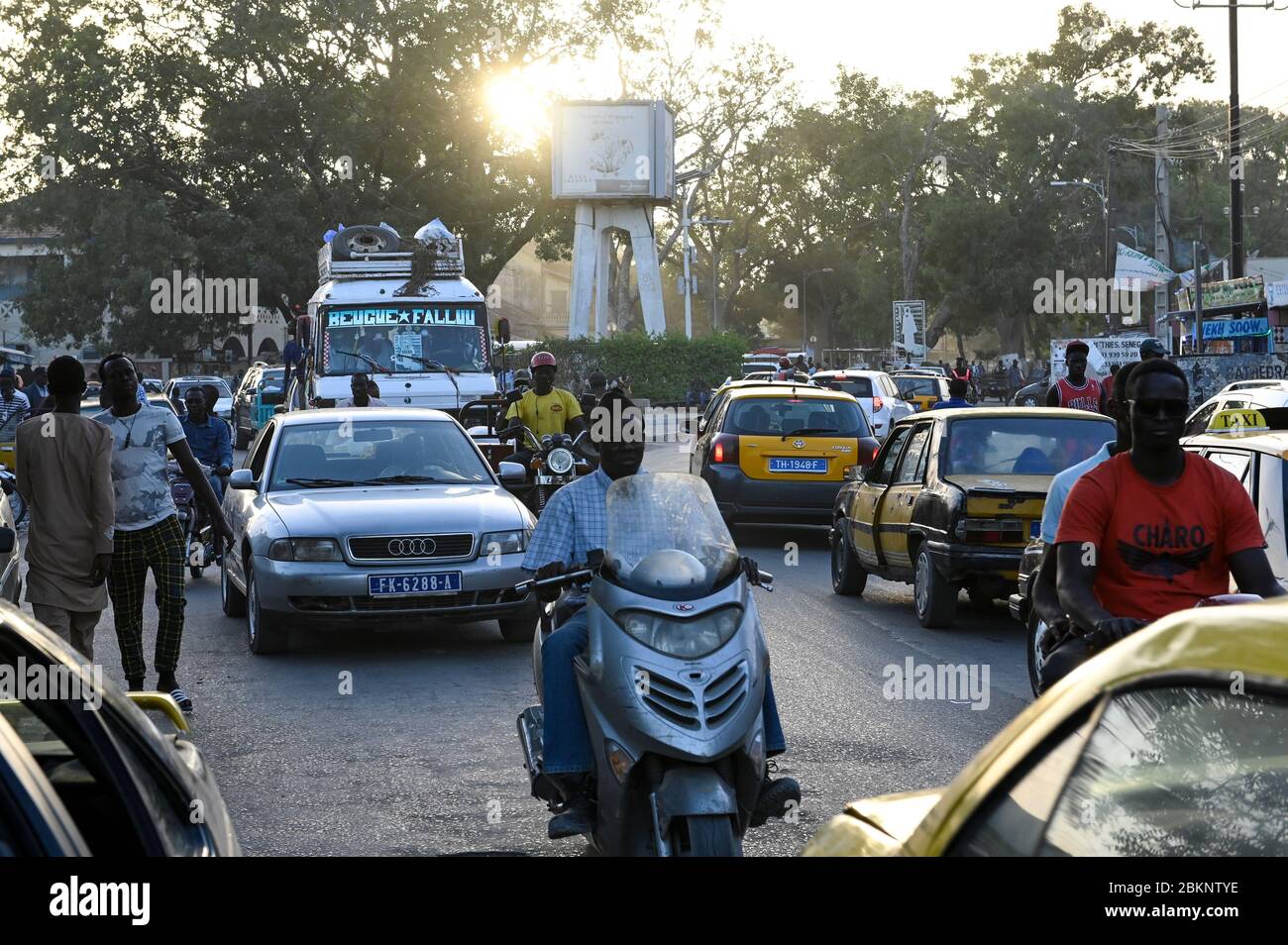 SÉNÉGAL, Thiès, centre-ville, circulation aux heures de pointe, vieilles voitures d'occasion importées d'Europe Banque D'Images