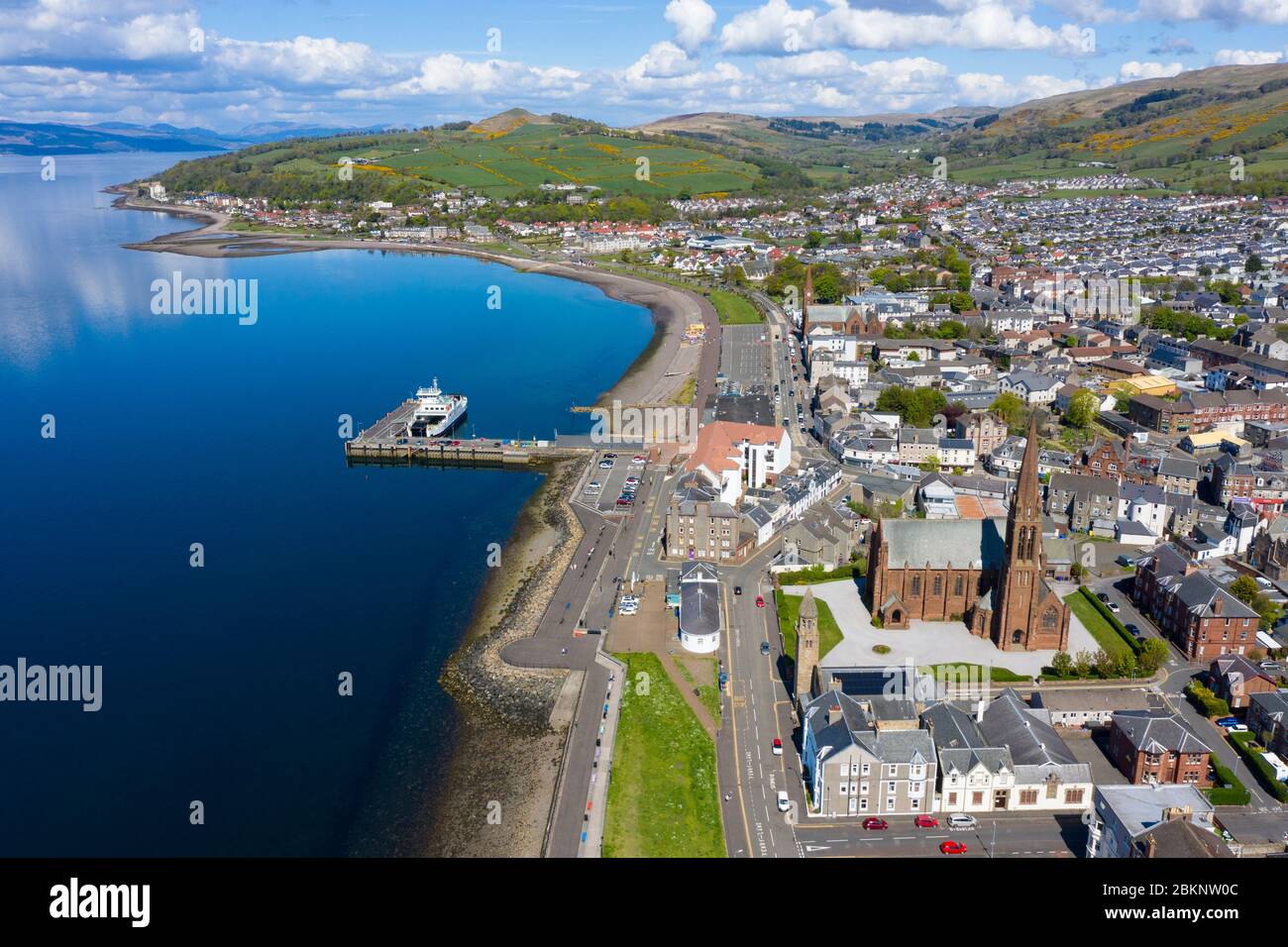 Vue aérienne de la ville côtière de Largs dans le nord de l'Ayrshire, en Écosse, au Royaume-Uni Banque D'Images