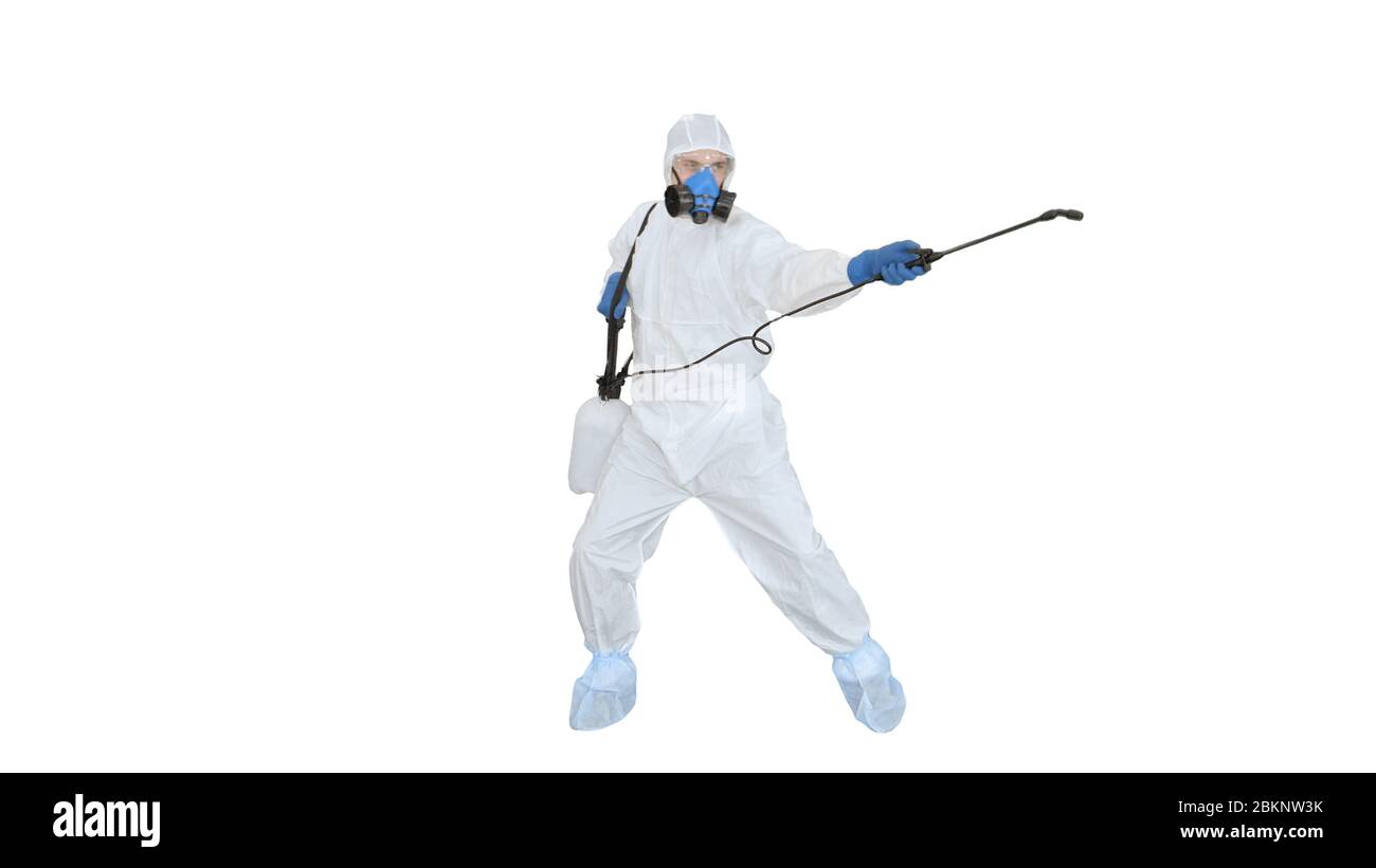 Homme portant un désinfectant en aérosol pour équipement de protection individuelle NBC et dansant sur fond blanc. Banque D'Images