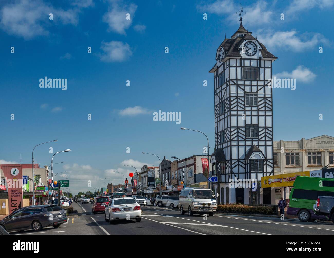 Boutiques, horloge Glockenspiel sur Broadway à Stratford, région de Taranaki, Île du Nord, Nouvelle-Zélande Banque D'Images