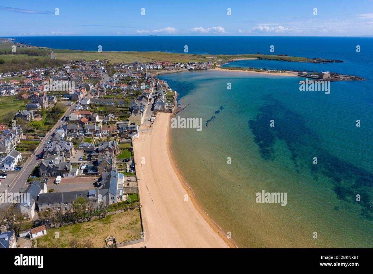 Vue aérienne du village et de la plage à Elie dans East Neuk of Fife, pendant le confinement de Covid-19, Écosse, Royaume-Uni Banque D'Images