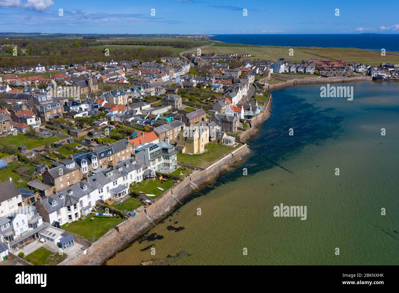 Vue aérienne du village d'Elie dans East Neuk de Fife, pendant le confinement de Covid-19 , Écosse, Royaume-Uni Banque D'Images