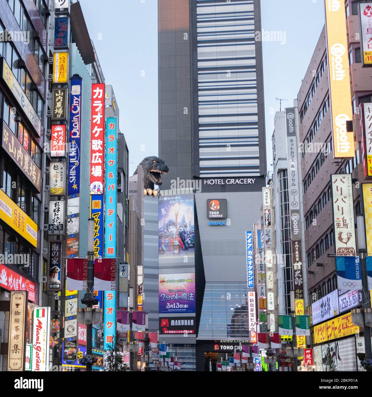 Shinjuku Cityscape avec Hotel et Dinosaur Banque D'Images